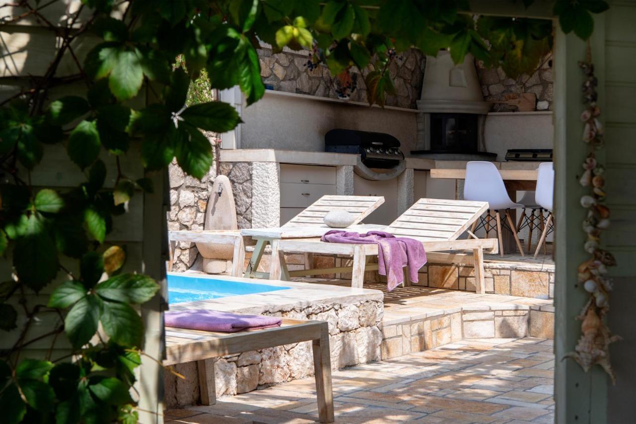 Villa Christianna Studios อาโยส นิกีตัส ภายนอก รูปภาพ