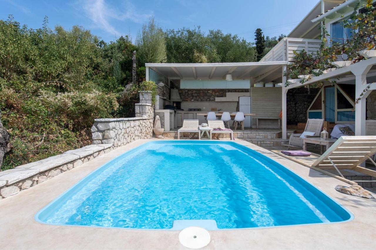 Villa Christianna Studios อาโยส นิกีตัส ภายนอก รูปภาพ