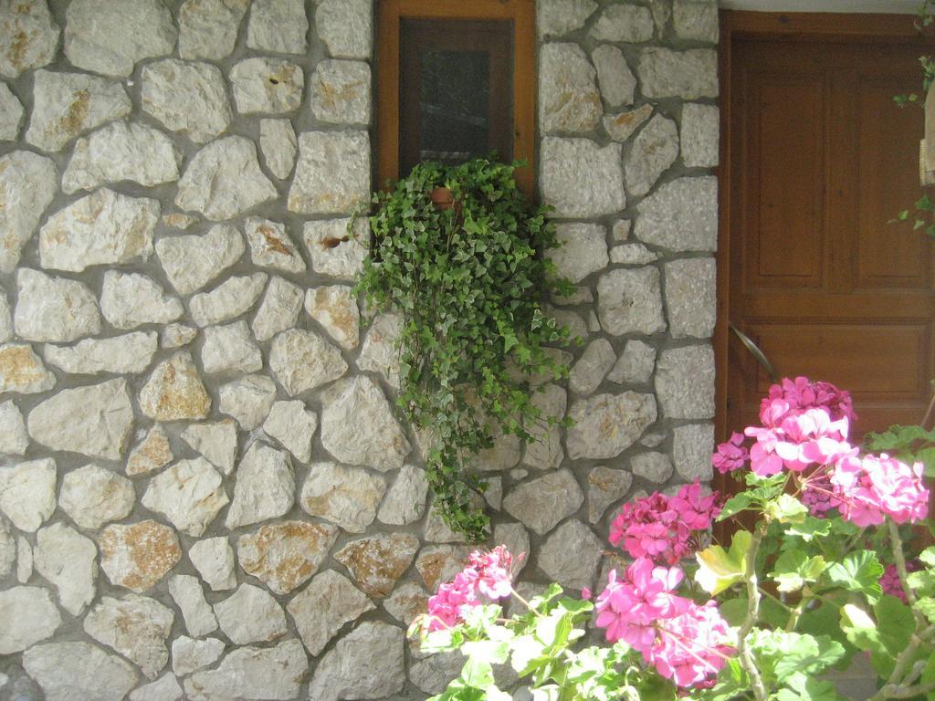 Villa Christianna Studios อาโยส นิกีตัส ภายนอก รูปภาพ