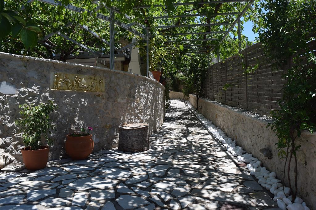 Villa Christianna Studios อาโยส นิกีตัส ภายนอก รูปภาพ